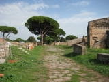 04994 ostia - regio i - insula xix - aula dei mensores (i,xix,3) - blick ri osten - re caseggiato del serapide.jpg